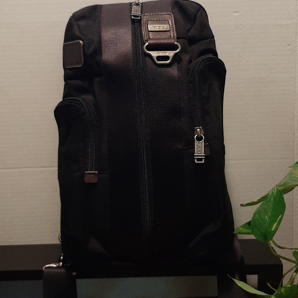 tumi bravo sling
